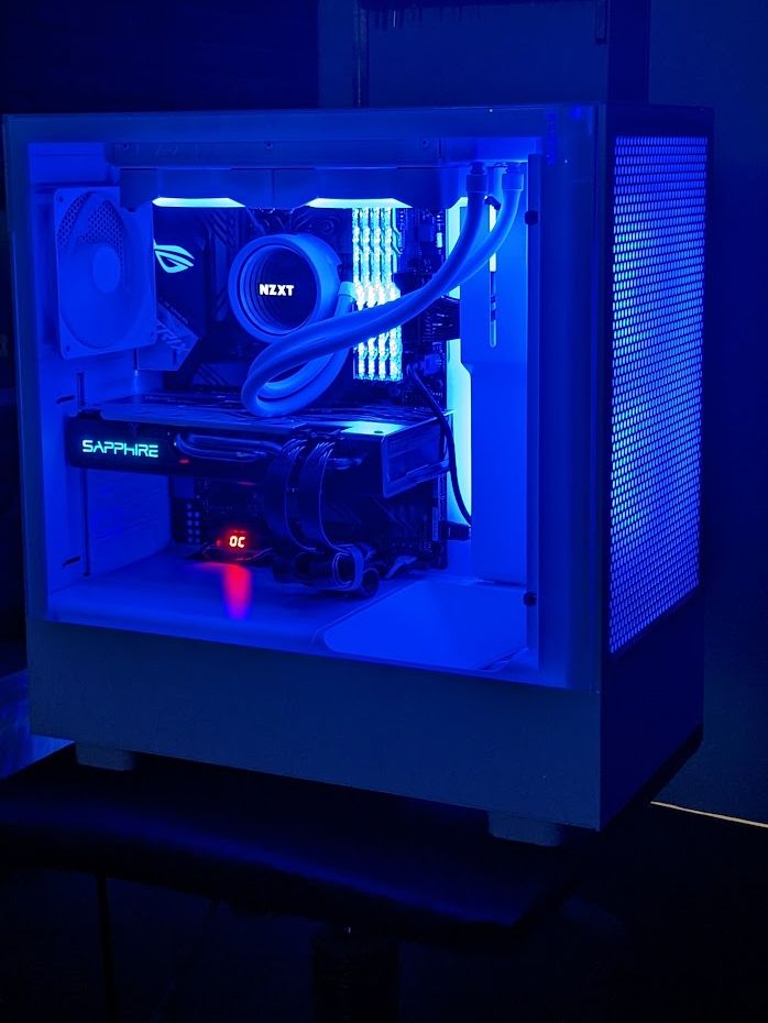 Ordinateur monté par Québec-Hitech : Blanc et bleu