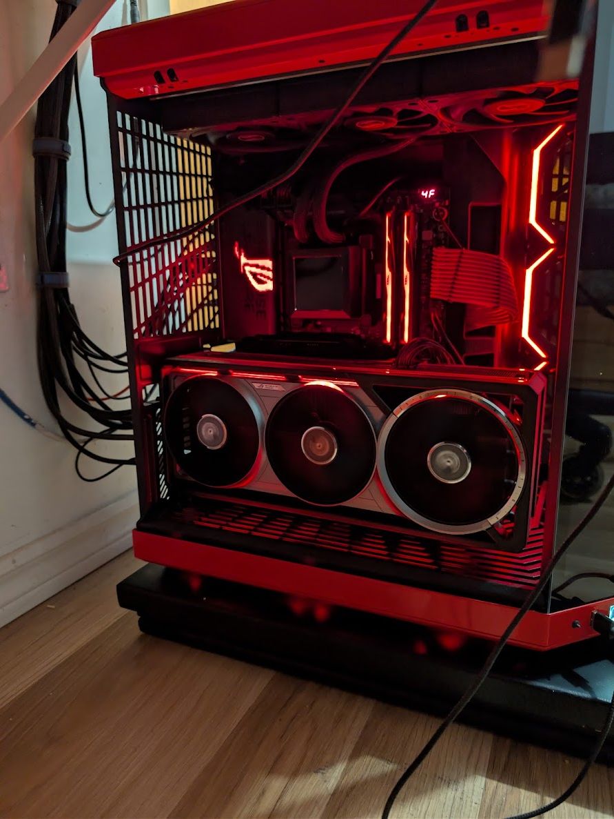 Ordinateur monté par Québec-Hitech : Rouge et noir