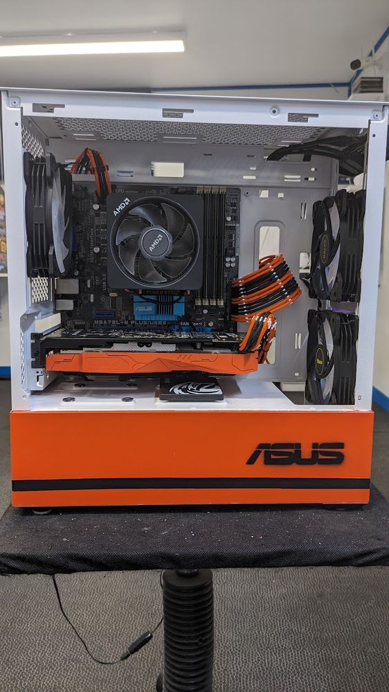 ASUS Orange pendant : montage du boîtier blanc et orange
